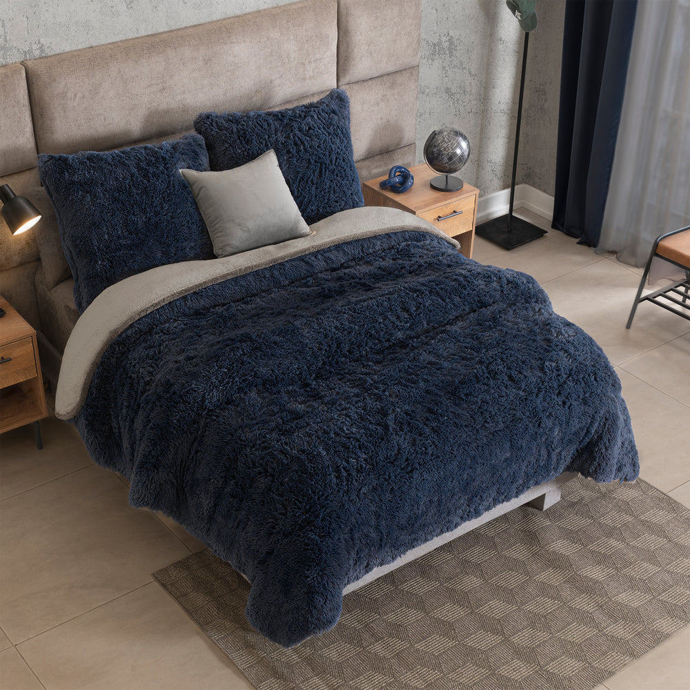 Cobertor invernal de textura ultra suave tipo peluche, ideal para brindar máxima calidez y confort. Su diseño moderno aporta un toque elegante y acogedor. KS XL